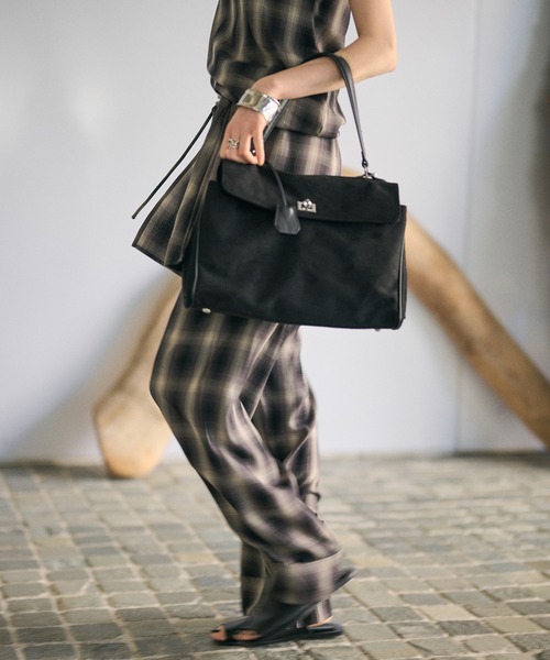 LAULEN（ローレン）の「2way suede touch twist buckle bag /2wayスウェード調ツイストバックルバッグ（ハンドバッグ・レディース・キャメル/ブラウン/ブラック・FREE）」の17枚目の写真