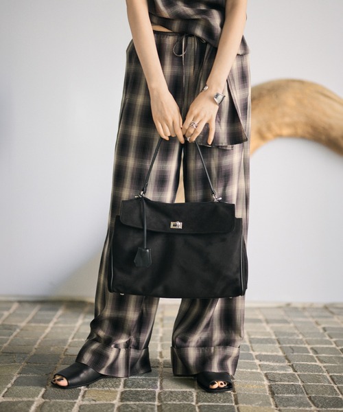 LAULEN（ローレン）の「2way suede touch twist buckle bag /2wayスウェード調ツイストバックルバッグ（ハンドバッグ・レディース・キャメル/ブラウン/ブラック・FREE）」の13枚目の写真