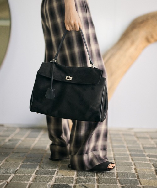 LAULEN（ローレン）の「2way suede touch twist buckle bag /2wayスウェード調ツイストバックルバッグ（ハンドバッグ・レディース・キャメル/ブラウン/ブラック・FREE）」の12枚目の写真