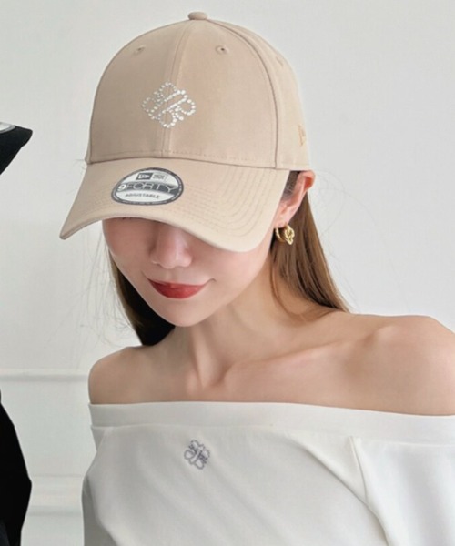 ROYAL PARTY(ロイヤルパーティー)の「【NEW ERA】9FORTYラインストーンフロントロゴキャップ(キャップ・レディース・ベージュ/ブラック・FREE)」の1枚目の写真