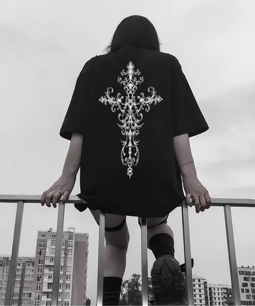 JOHNNY WOLF(ジョニーウルフ)の「ROA オーバーサイズ バッククロス Tシャツ(Tシャツ/カットソー・メンズ・ブラック/ホワイト・XL/L/M)」の2枚目の写真