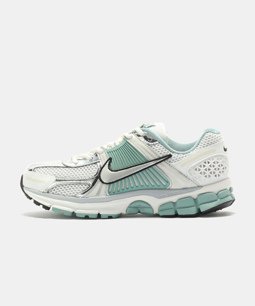 NIKE(ナイキ)の「NIKE W ZOOM VOMERO 5 HF1877-101(スニーカー・レディース・ホワイト・24.5cm/25cm/24cm/23.5cm/23cm)」の1枚目の写真