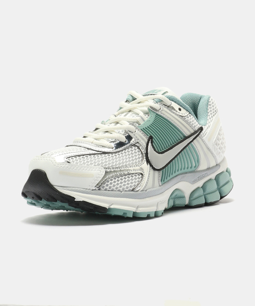 NIKE(ナイキ)の「NIKE W ZOOM VOMERO 5 HF1877-101(スニーカー・レディース・ホワイト・24.5cm/25cm/24cm/23.5cm/23cm)」の2枚目の写真