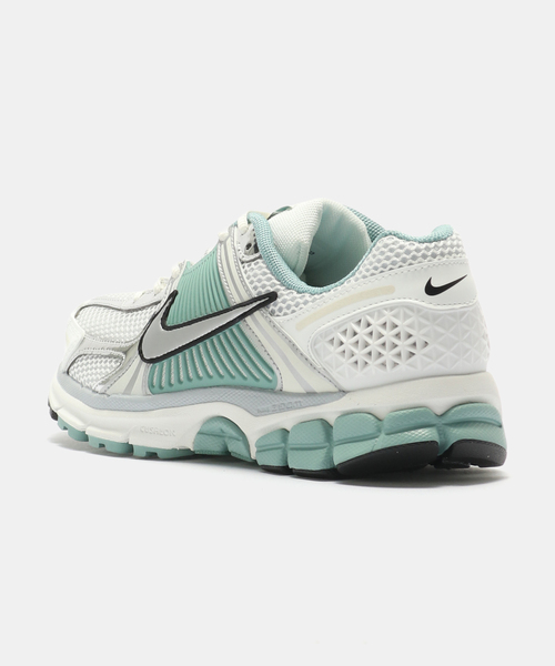 NIKE(ナイキ)の「NIKE W ZOOM VOMERO 5 HF1877-101(スニーカー・レディース・ホワイト・24.5cm/25cm/24cm/23.5cm/23cm)」の3枚目の写真