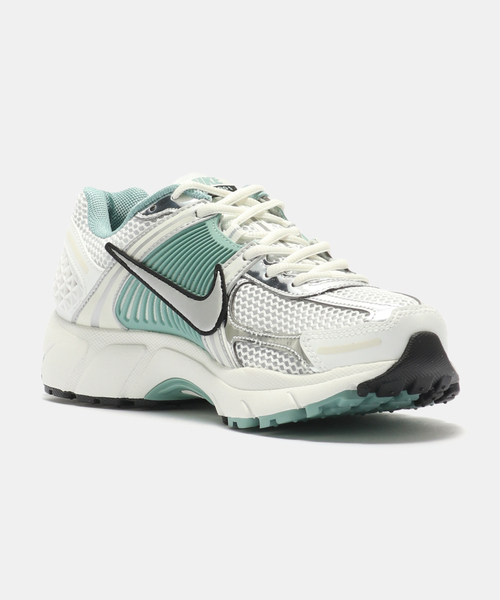NIKE(ナイキ)の「NIKE W ZOOM VOMERO 5 HF1877-101(スニーカー・レディース・ホワイト・24.5cm/25cm/24cm/23.5cm/23cm)」の4枚目の写真