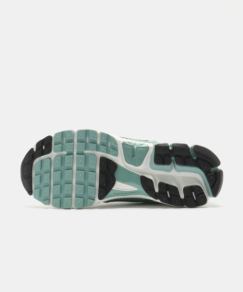 NIKE(ナイキ)の「NIKE W ZOOM VOMERO 5 HF1877-101(スニーカー・レディース・ホワイト・24.5cm/25cm/24cm/23.5cm/23cm)」の5枚目の写真