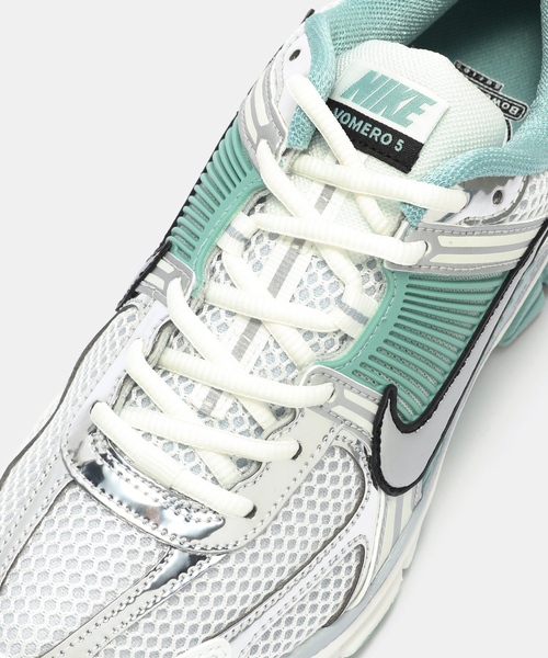 NIKE(ナイキ)の「NIKE W ZOOM VOMERO 5 HF1877-101(スニーカー・レディース・ホワイト・24.5cm/25cm/24cm/23.5cm/23cm)」の6枚目の写真