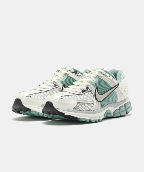 NIKE(ナイキ)の「NIKE W ZOOM VOMERO 5 HF1877-101(スニーカー・レディース・ホワイト・24.5cm/25cm/24cm/23.5cm/23cm)」の7枚目の写真