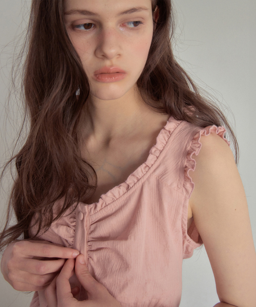 OURNOSTALGIA（アワー ノスタルジア）の「Melly Pintuck Sleeveless Blouse_Pink(OB6BL04)（シャツ/ブラウス・レディース・PINK・SMALL/MEDIUM）」の4枚目の写真