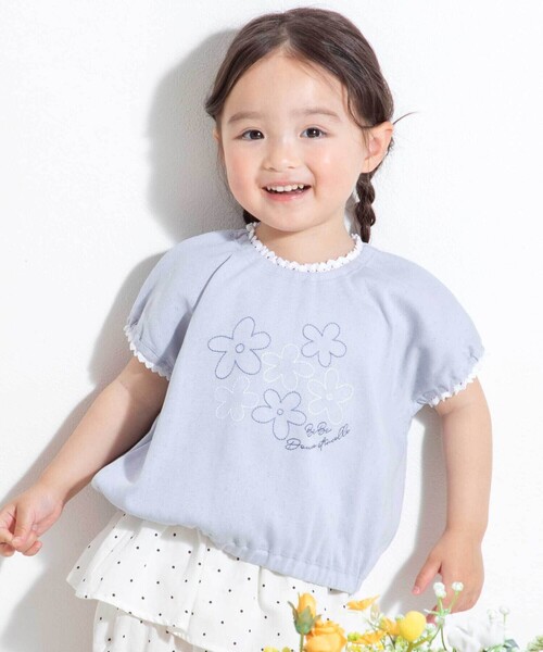 BeBe（ベベ）の「針抜きスムースステッチフラワー半袖ギャザーTシャツ（その他ベビーウェア・キッズ・ブルー/ピンク・90cm/80ｃｍ）」の2枚目の写真