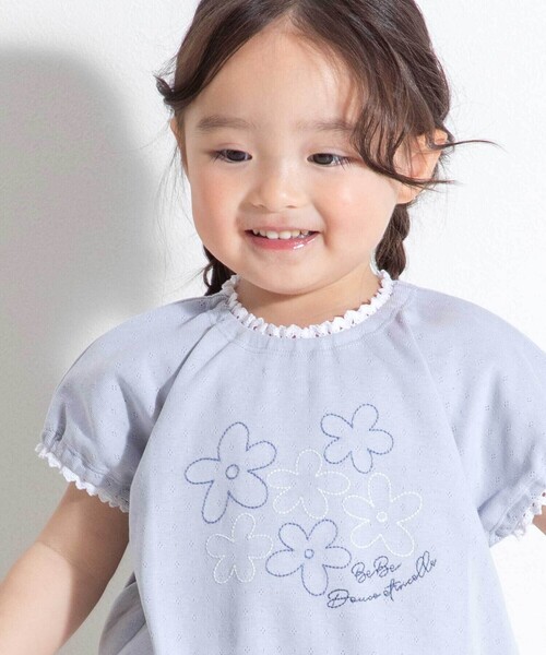 BeBe（ベベ）の「針抜きスムースステッチフラワー半袖ギャザーTシャツ（その他ベビーウェア・キッズ・ブルー/ピンク・90cm/80ｃｍ）」の5枚目の写真