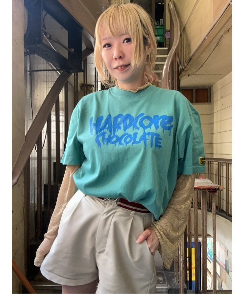 ハードコアチョコレート(ハードコアチョコレート)の「フルメルティッドハードコアチョコレート ベーシックロゴ Tシャツ ZOZO限定ヘイジーグリーン(Tシャツ/カットソー・メンズ・セージグリーン・XX-LARGE/X-LARGE/LARGE)」の2枚目の写真