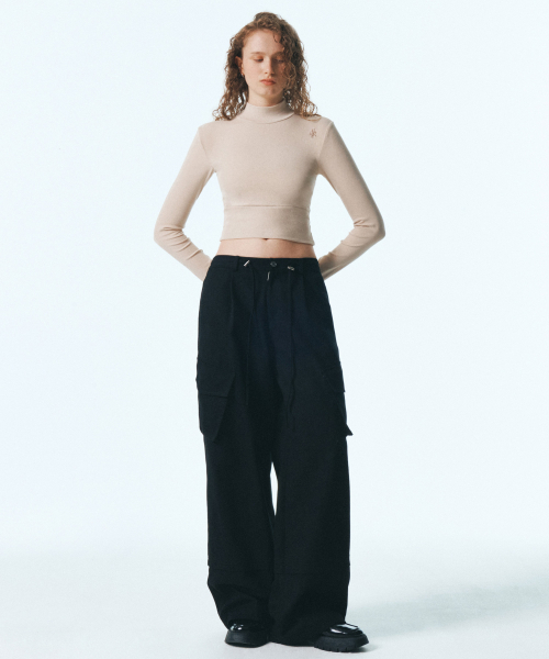 CITYBREEZE(シティブリーズ)の「ロゴ刺繍クロップタートルネックTシャツ_BEIGE(Tシャツ/カットソー・レディース・ベージュ・FREE)」の2枚目の写真
