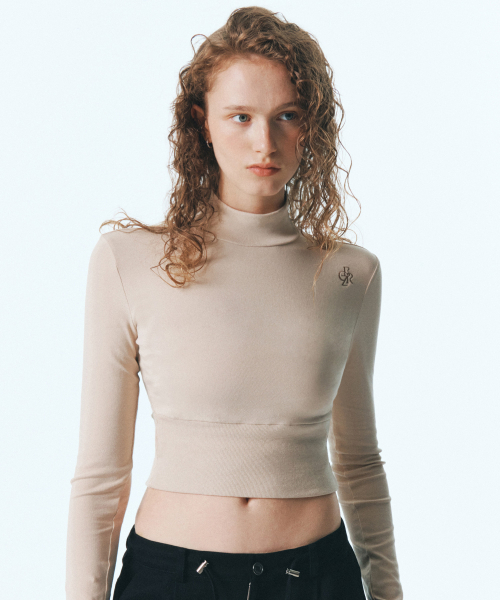 CITYBREEZE(シティブリーズ)の「ロゴ刺繍クロップタートルネックTシャツ_BEIGE(Tシャツ/カットソー・レディース・ベージュ・FREE)」の5枚目の写真