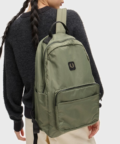 FRED PERRY(フレッドペリー)の「Crinkle Nylon Backpack/クリンクルナイロンバックパック(バックパック/リュック・メンズ・ブラック/カーキ・ONE SIZE)」の2枚目の写真