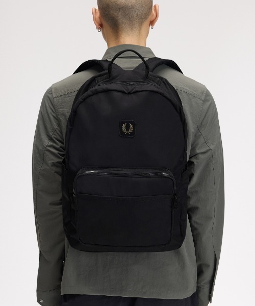 FRED PERRY(フレッドペリー)の「Crinkle Nylon Backpack/クリンクルナイロンバックパック(バックパック/リュック・メンズ・ブラック/カーキ・ONE SIZE)」の5枚目の写真