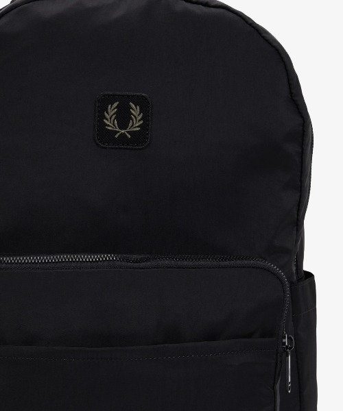 FRED PERRY(フレッドペリー)の「Crinkle Nylon Backpack/クリンクルナイロンバックパック(バックパック/リュック・メンズ・ブラック/カーキ・ONE SIZE)」の10枚目の写真