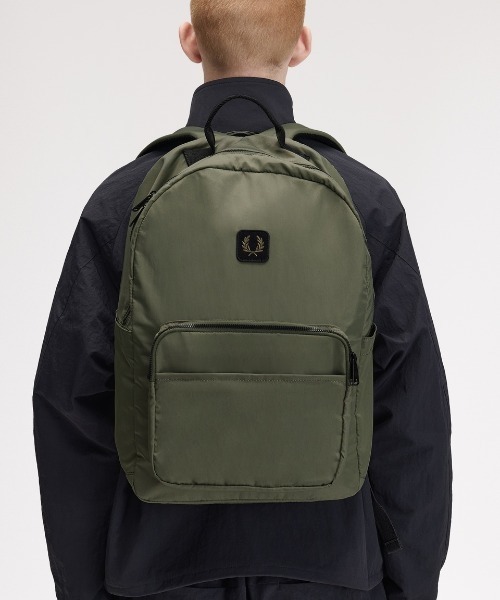 FRED PERRY(フレッドペリー)の「Crinkle Nylon Backpack/クリンクルナイロンバックパック(バックパック/リュック・メンズ・ブラック/カーキ・ONE SIZE)」の15枚目の写真