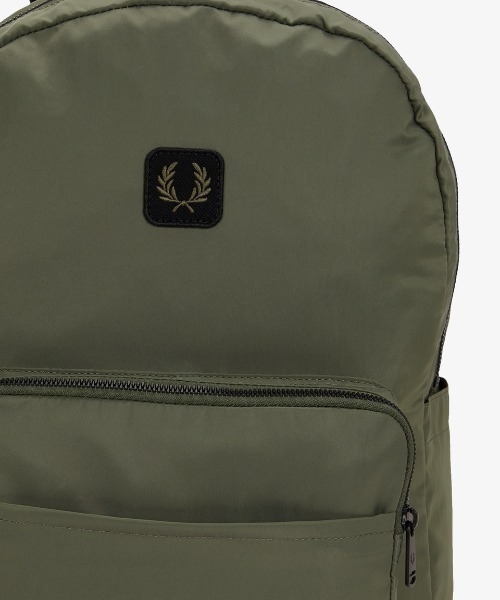 FRED PERRY(フレッドペリー)の「Crinkle Nylon Backpack/クリンクルナイロンバックパック(バックパック/リュック・メンズ・ブラック/カーキ・ONE SIZE)」の20枚目の写真