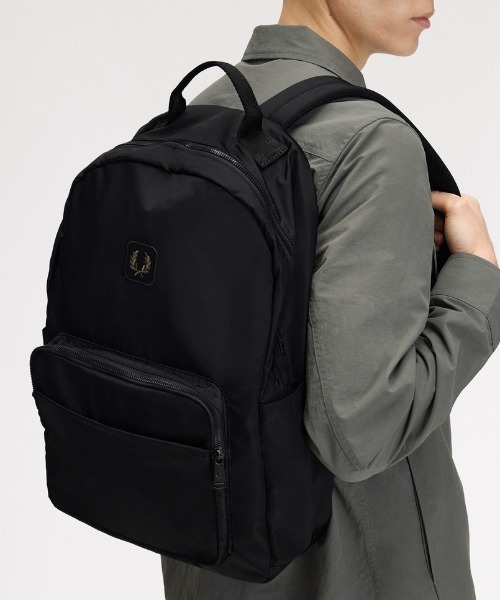 FRED PERRY(フレッドペリー)の「Crinkle Nylon Backpack/クリンクルナイロンバックパック(バックパック/リュック・メンズ・ブラック/カーキ・ONE SIZE)」の4枚目の写真