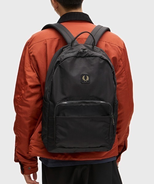 FRED PERRY(フレッドペリー)の「Crinkle Nylon Backpack/クリンクルナイロンバックパック(バックパック/リュック・メンズ・ブラック/カーキ・ONE SIZE)」の3枚目の写真