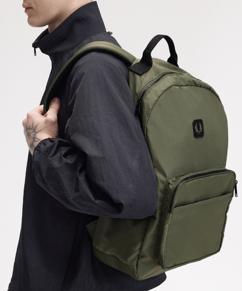 FRED PERRY(フレッドペリー)の「Crinkle Nylon Backpack/クリンクルナイロンバックパック(バックパック/リュック・メンズ・ブラック/カーキ・ONE SIZE)」の14枚目の写真