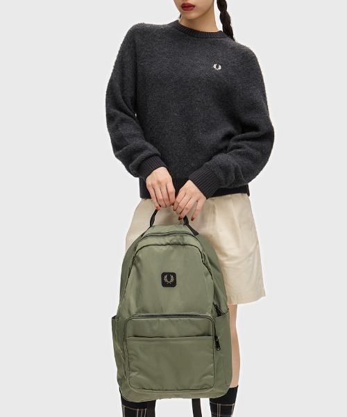 FRED PERRY(フレッドペリー)の「Crinkle Nylon Backpack/クリンクルナイロンバックパック(バックパック/リュック・メンズ・ブラック/カーキ・ONE SIZE)」の11枚目の写真