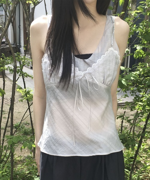 FAVORITO(ファヴォリート)の「Vネックノースリーブブラウス(タンクトップ・レディース・グレー/ホワイト・F)」の18枚目の写真