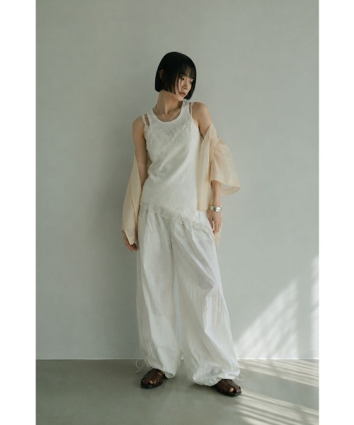 marjour(マージュール)の「LAYERED SATIN LACE CAMISOLE(キャミソール・レディース・オフホワイト/ブラック・M)」の10枚目の写真