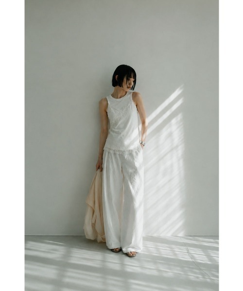 marjour(マージュール)の「LAYERED SATIN LACE CAMISOLE(キャミソール・レディース・オフホワイト/ブラック・M)」の11枚目の写真