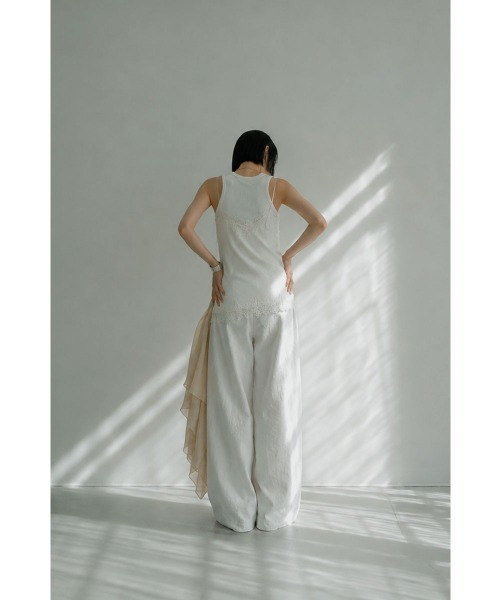 marjour(マージュール)の「LAYERED SATIN LACE CAMISOLE(キャミソール・レディース・オフホワイト/ブラック・M)」の13枚目の写真