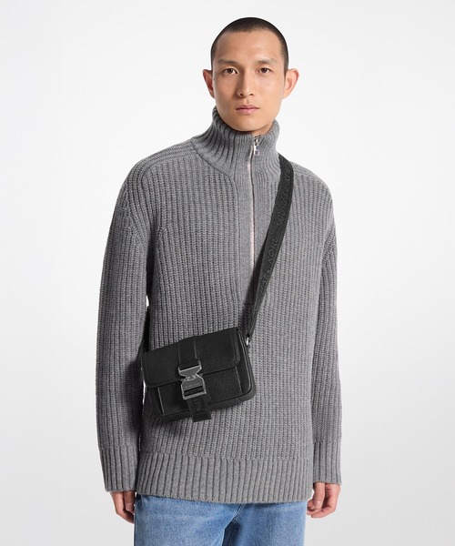 MICHAEL KORS(マイケルコース)の「HUDSON ペブルレザー アビエーター クロスボディ(ショルダーバッグ・メンズ・ブラック・FREE)」の2枚目の写真