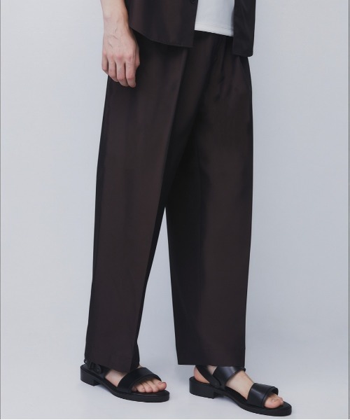 UNITED TOKYO(ユナイテッドトウキョウ)の「【数量限定】DRY SILK TAFFETA SEAMLESS PANTS |高級素材/シルク/撥水性/防シワ/接触冷感/軽量(スラックス・メンズ・ブラック/ダークブラウン/グレイッシュベージュ・1/2)」の3枚目の写真