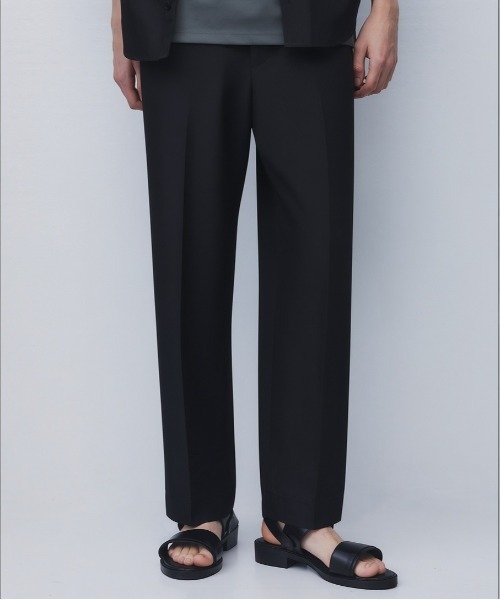 UNITED TOKYO(ユナイテッドトウキョウ)の「【数量限定】DRY SILK TAFFETA SEAMLESS PANTS |高級素材/シルク/撥水性/防シワ/接触冷感/軽量(スラックス・メンズ・ブラック/ダークブラウン/グレイッシュベージュ・1/2)」の2枚目の写真