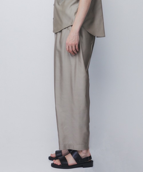 UNITED TOKYO(ユナイテッドトウキョウ)の「【数量限定】DRY SILK TAFFETA SEAMLESS PANTS |高級素材/シルク/撥水性/防シワ/接触冷感/軽量(スラックス・メンズ・ブラック/ダークブラウン/グレイッシュベージュ・1/2)」の14枚目の写真