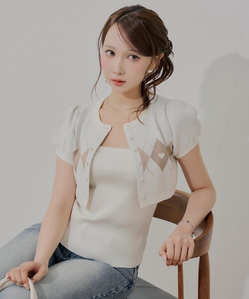 Chico（チコ）の「アーガイルキャミ+カーデセット（カーディガン/ボレロ・レディース・アイボリー/レッド/ブラウン/ネイビー・FREE）」の2枚目の写真
