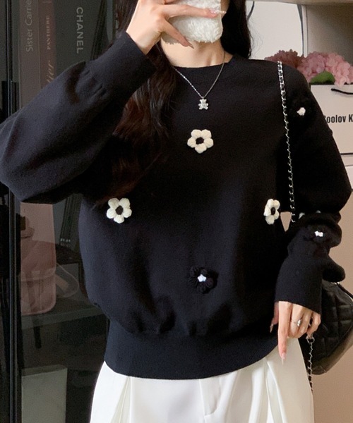 AMAJI(アマジ)の「クルーネック フラワーモチーフ ルーズニット(ニット/セーター・レディース・ベージュ/ブラック・FREE)」の3枚目の写真