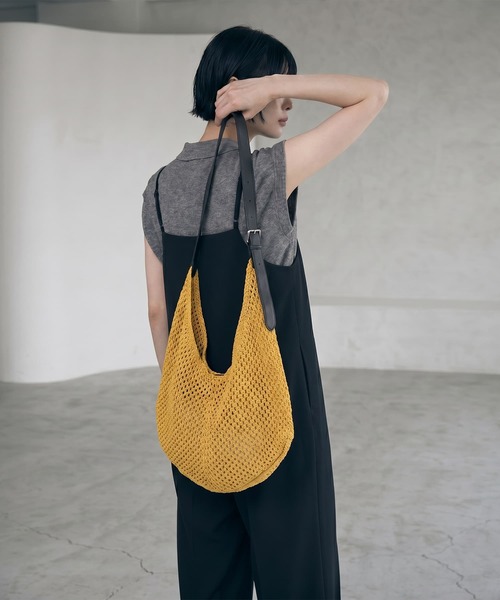 STYLE DELI（スタイルデリ）の「【BLK001】軽量メッシュ編みペーパーテイストトートバッグ（トートバッグ・レディース・ブラック/イエロー・FREE）」の5枚目の写真