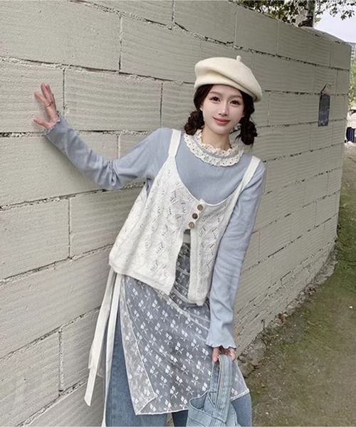 AsheKsha（アシクシャ）の「レース襟フレアスリーブニット 2 点セット（インナー＋透かしベスト）（セットアップ・レディース・ブルー・M）」の2枚目の写真