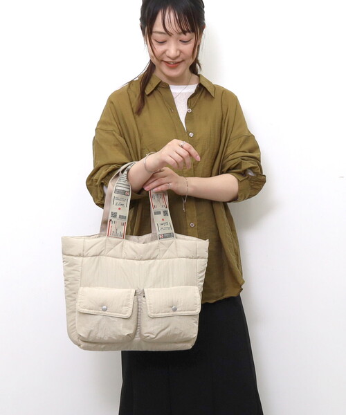 COOCO(クーコ)の「オリジナルテープダブルポケットpuffトートバッグ/A4対応(トートバッグ・レディース・ブラック/ボルドー/カーキ/ライトベージュ・FREE)」の2枚目の写真