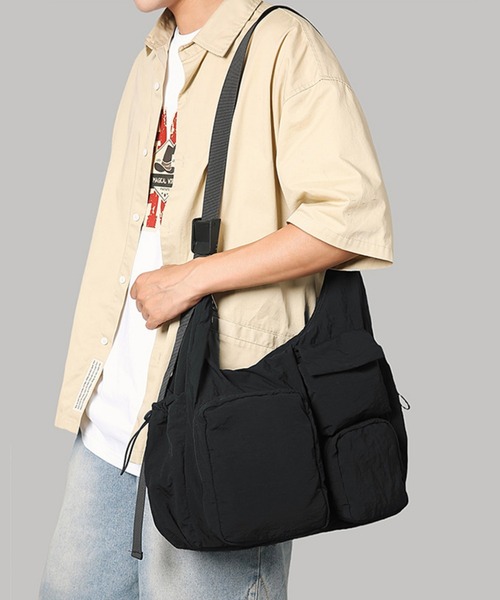 STYLEBLOCK(スタイルブロック)の「大容量2WAYマルチポケットナイロンショルダーバッグ/A4サイズ収納可(ショルダーバッグ・レディース・グレー/ブラック・FREE)」の4枚目の写真