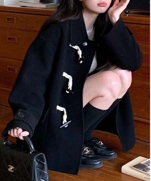 ＆soiree（アンドソワレ）の「配色トグルボタンミドルコート（ステンカラーコート・レディース・ブラック・LARGE/MEDIUM/SMALL/X-LARGE）」の2枚目の写真