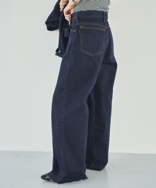 Spick & Span(スピックアンドスパン)の「《40周年 / 》5 1/2 40th LOOSE-STRAIGHT DENIM(デニムパンツ・レディース・ネイビー・29/28/27/26)」の2枚目の写真