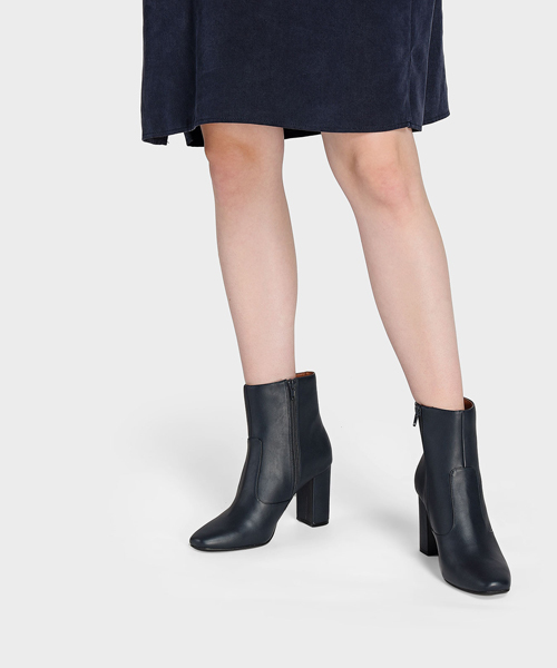 CHARLES & KEITH(チャールズ & キース)の「ベーシックカフブーツ / BASIC CALF BOOTS(ブーツ・レディース・ライトベージュ/ネイビー・22.5cm/25cm/23.5cm/23cm/24.5cm)」の7枚目の写真