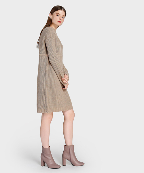CHARLES & KEITH(チャールズ & キース)の「ベーシックカフブーツ / BASIC CALF BOOTS(ブーツ・レディース・ライトベージュ/ネイビー・22.5cm/25cm/23.5cm/23cm/24.5cm)」の5枚目の写真