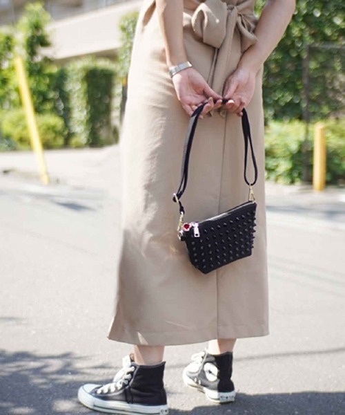 RiNc (リンク)の「【 GLAM JAM / グラムジャム 】 スタッズ ショルダー バッグ(ショルダーバッグ・レディース・モカ/ブラック/オレンジ/ブラック系その他2/インディゴブルー/ブラック×ゴールド/ホワイト系その他/ブルー系その他2/その他1/カーキ/イエロー/ブラック系その他/その他2/ブルー系その他3/その他/ピンク/ピンク系その他/サックスブルー/ホワイト×ゴールド/サックスブルー系・FREE)」の4枚目の写真