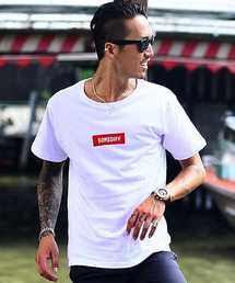 テープ使いバックフォトTシャツ ロゴ