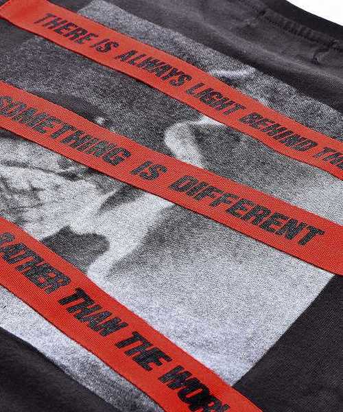 JOKER（ジョーカー）の「テープ使いバックフォトTシャツ ロゴ（Tシャツ/カットソー・メンズ・ホワイト/ブラック・M/L/XL）」の3枚目の写真