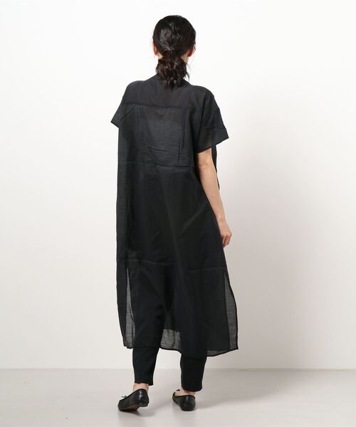 COLONY 2139（コロニートゥーワンスリーナイン）の「サステナブルシアーバンドカラーシャツワンピース（ワンピース・レディース・イエロー/ブラック/オフホワイト・MEDIUM/LARGE）」の4枚目の写真