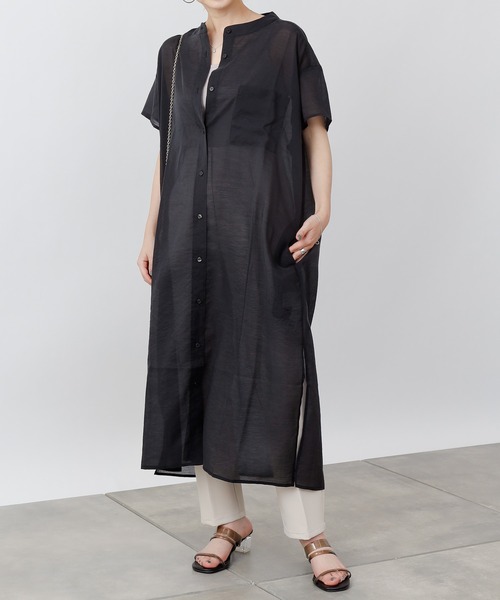 COLONY 2139（コロニートゥーワンスリーナイン）の「サステナブルシアーバンドカラーシャツワンピース（ワンピース・レディース・イエロー/ブラック/オフホワイト・MEDIUM/LARGE）」の2枚目の写真